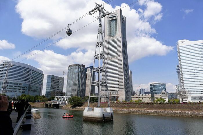 乗客役を真下で待機するボートに降ろす