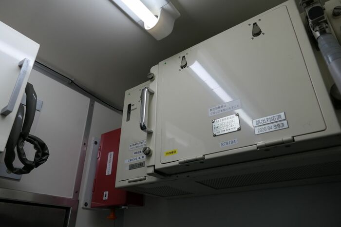 ところ狭しと機器が取り付けられている