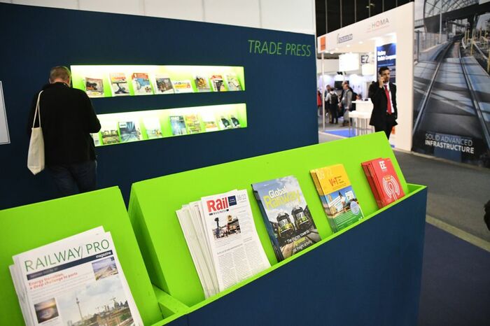 会場内では鉄道出版物を展示するコーナーも