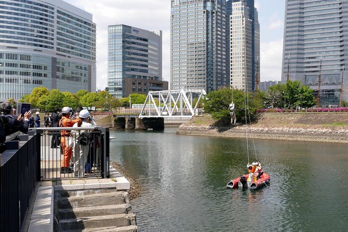 運営会社や消防などの関係者が見守る