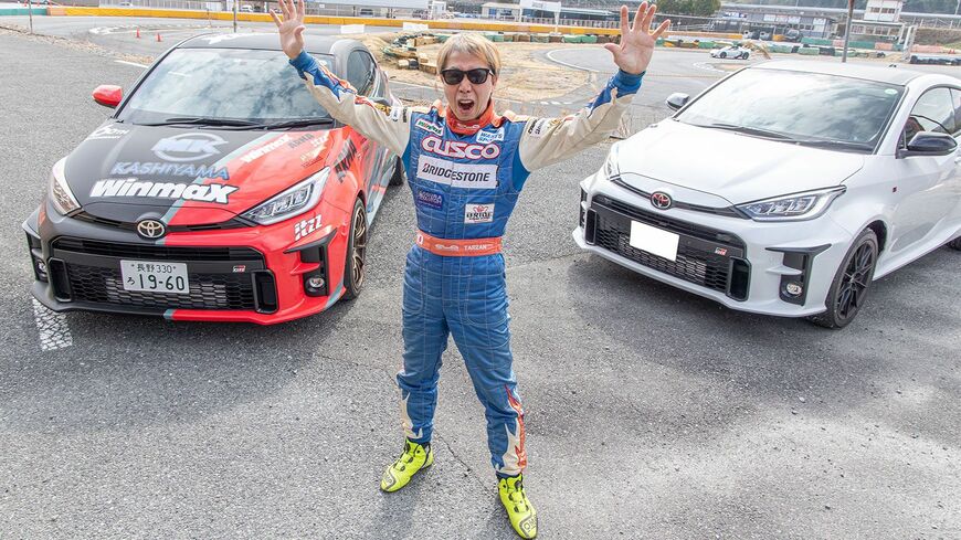 サーキットテストに挑むターザン山田＆GRヤリス。左の赤×黒のGRヤリスは、MKカシヤマのデモカーでRZグレード。右はユーザーカーのRZハイパフォーマンスグレードだ（東洋経済オンライン編集部撮影）