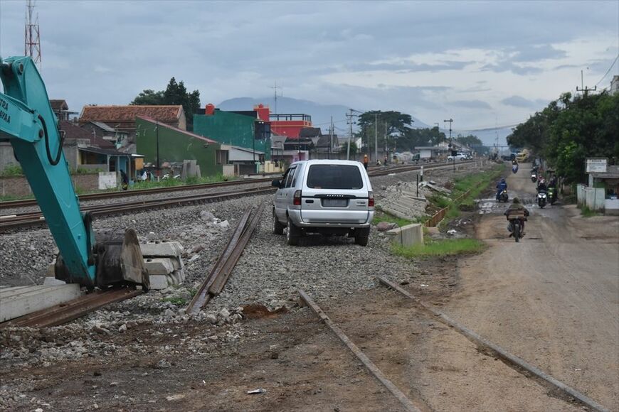 在来線から高速鉄道車両基地に伸びていたレール搬入用のレール。搬入完了後に撤去された（筆者撮影）