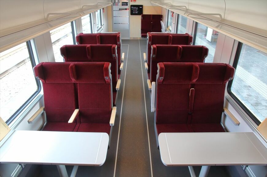 2等座席車の内装（撮影：橋爪智之）