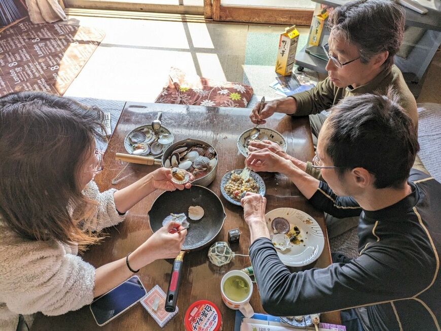 ホテル滞在では得られない環境で食事をする（写真：おてつたび）