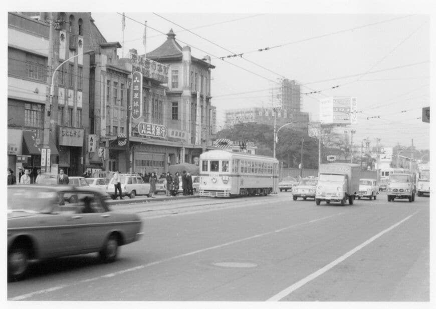 ホテル建設前の品川駅西口。左は京急旧本社ビル＝1967年（京急電鉄提供）