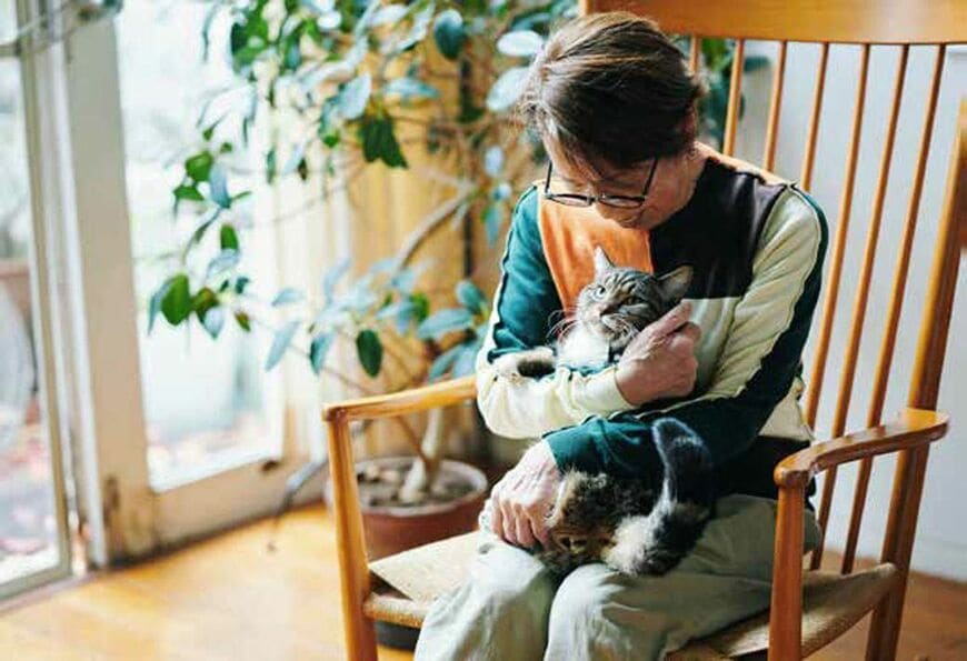 愛猫を抱っこする粟辻さん