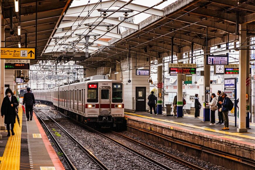 下り方の引き上げ線から折り返しの電車が入線。2面4線のうち、内側の2線を川越市発着電車が使う（撮影：鼠入昌史）