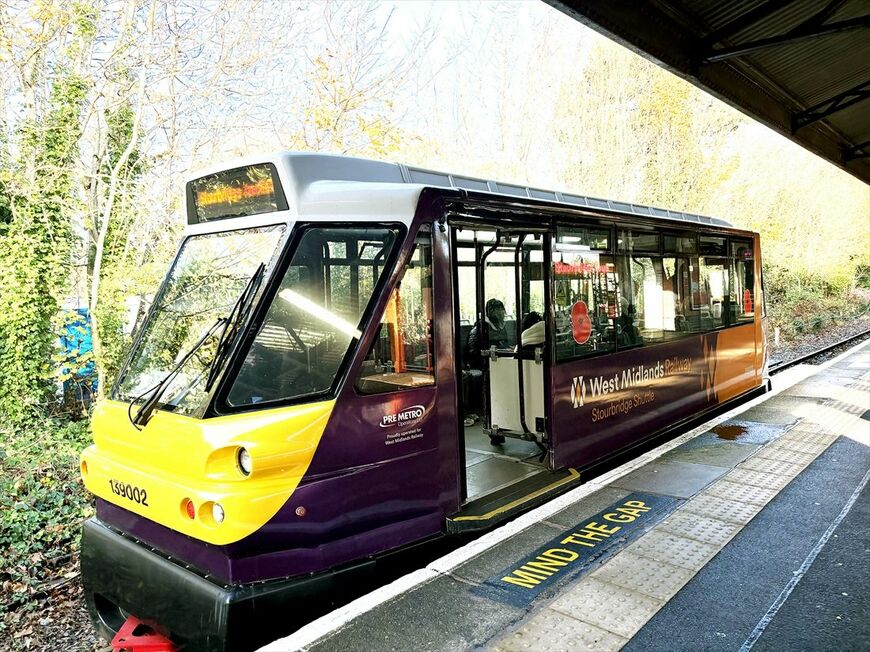 2月に国営化された「ウェスト・ミッドランズ・レールウェイ」が支線で運行する小型レールバス（写真：筆者撮影）
