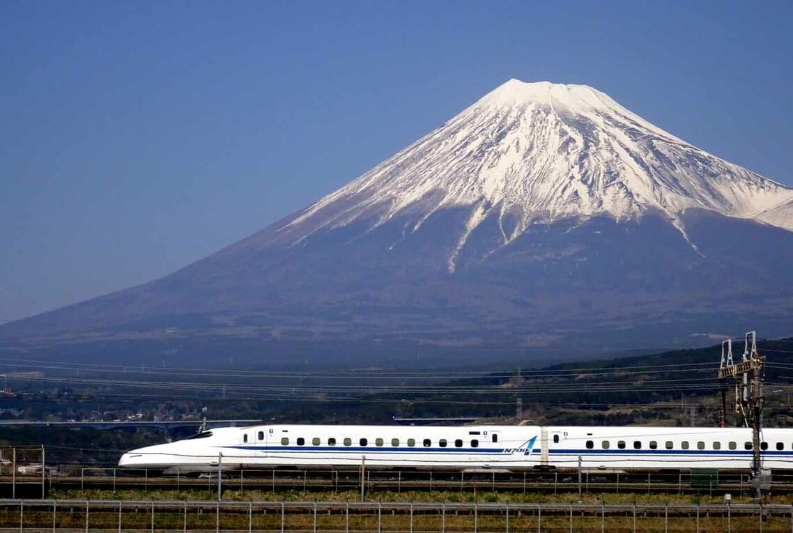新雪の富士山とN700A