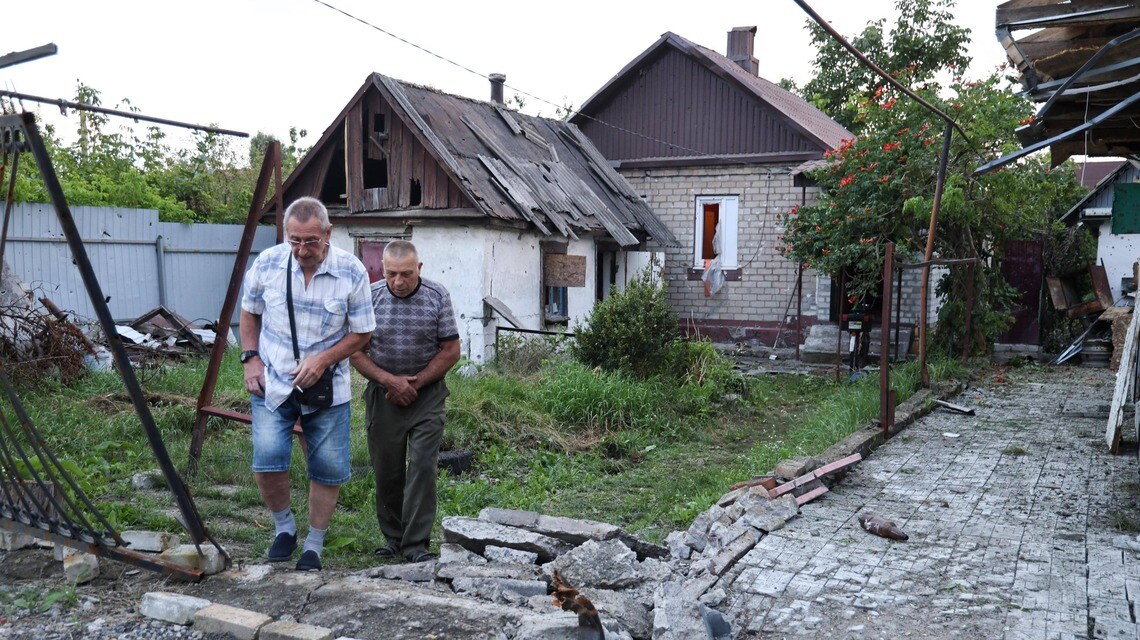 8月1日、ウクライナ軍の攻撃を受けた東部ドネツク州の現場（写真：タス／共同）