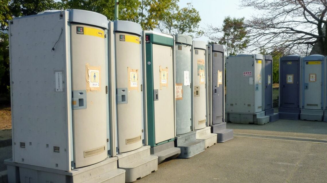 東日本大震災で屋外に設置された仮設トイレ＝2011年4月、宮城県南三陸町（写真：共同通信イメージリンク）