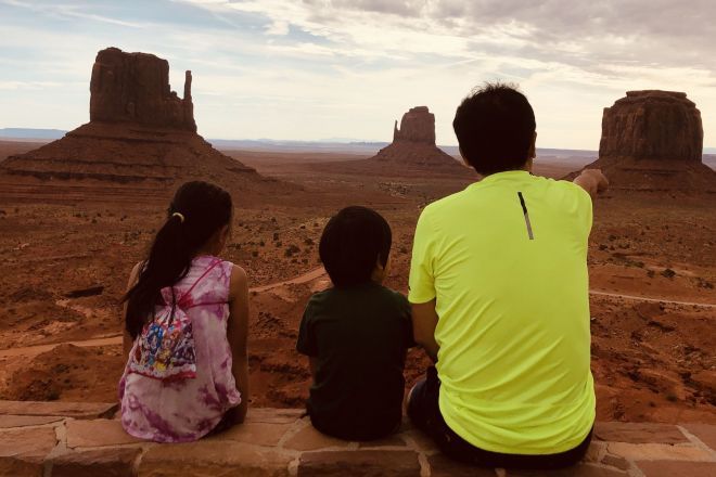 アメリカ滞在中、家族旅行でモニュメントバレーを訪れたときの一枚。撮影は真美子さん。悩んだこともあったが、海外での家族の楽しい思い出もたくさん作れたそう（写真提供：一禎さん）