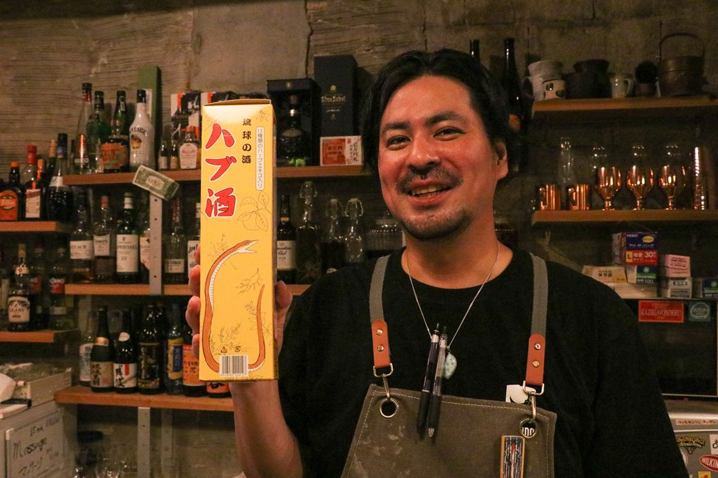 若者層へのハブ酒人気を語る仲松元さん（筆者撮影）