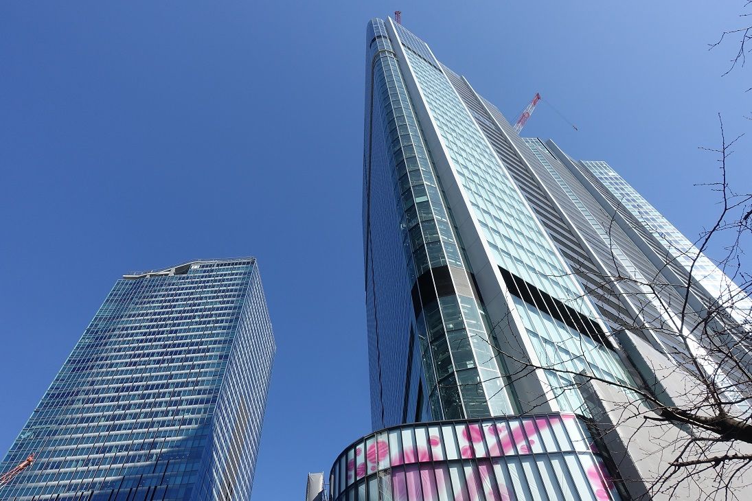 東急不動産HDが開発を進めている「渋谷駅桜丘口地区」（総延べ面積は約25.5万平方メートル）開発では、大型複合ビルが2棟建設される計画。写真は2023年11月竣工予定の「SHIBUYAタワー」（写真右）（記者撮影）