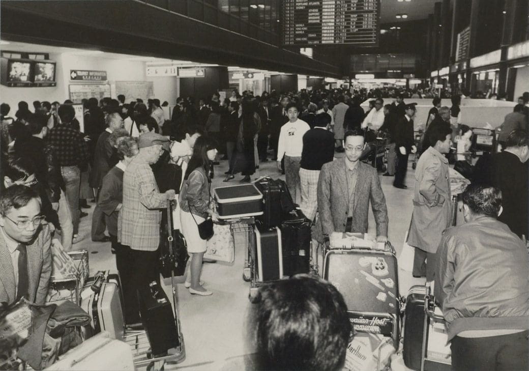 成田空港、到着ロビーでごった返す帰国客（1987年11月11日、望月撮影）