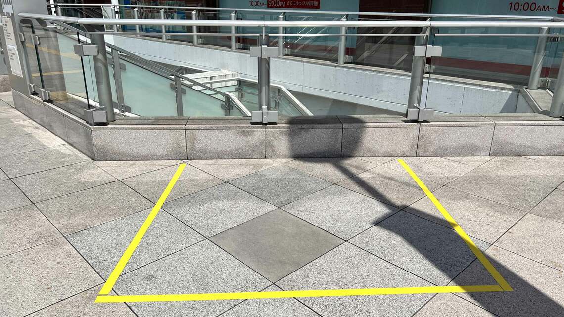 路上ライブができる指定の区画には「2×3mで黄色のライン」がひかれている（写真：松原大輔）