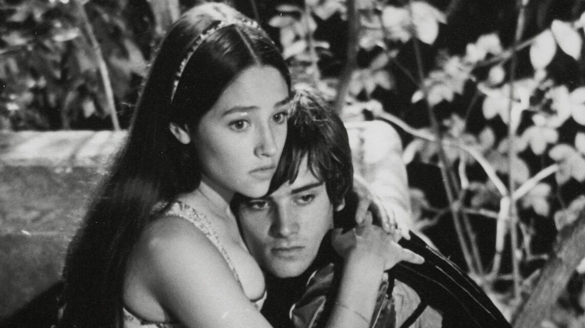 当時未成年だった『ロミオとジュリエット』主演俳優のオリヴィア・ハッセー（左）とレナード・ホワイティング（右）（写真：Avalon／時事通信フォト）