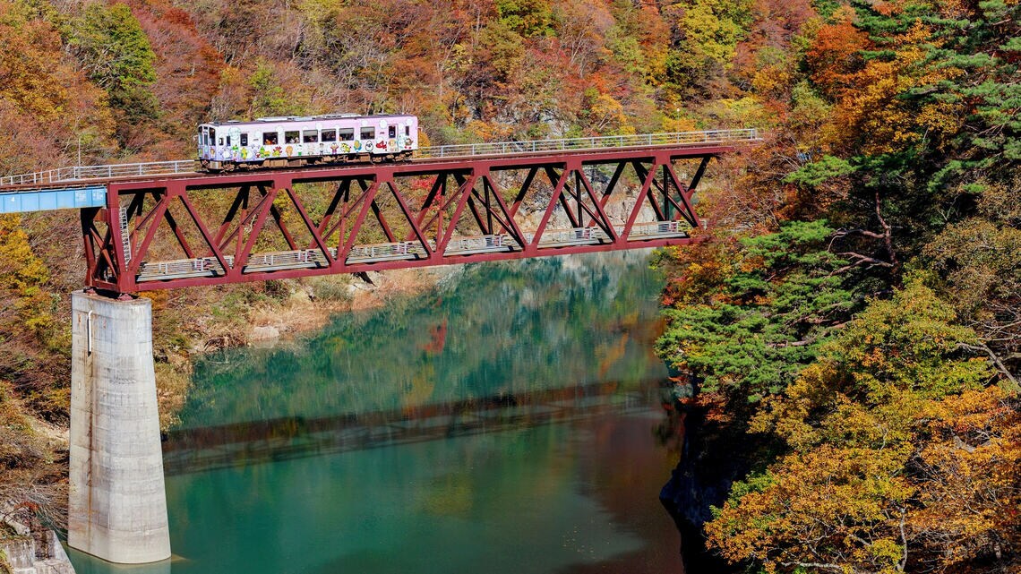 会津鉄道は福島県の絶景路線の1つ。阿賀川に沿うように会津の山間を南北に走る（撮影：鼠入昌史）