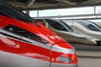 ライバルのスペイン鉄道「AVE」（奥）と