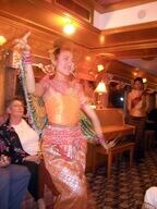 ラウンジ車内では民族舞踊の披露もある