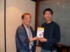 台湾の鉄道写真家、呉柏青さん（右）と筆者