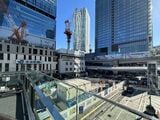 渋谷再開発・渋谷駅桜丘口地区に建てられたShibuya Sakura Stage（右）。JR渋谷駅（左下側）数分、建築中の新改札口からは約30mという立地を誇る（筆者撮影）