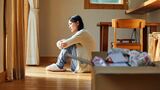 婚期を逃し、実家暮らしを続ける女性が増えています。その一因として日本社会の変容が考えられます（写真：Fast&Slow／PIXTA）