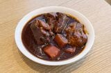 肉厚のビーフがごろりと入った、ボリューミーなビーフシチュー（筆者撮影）