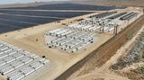 アメリカの再エネ市場はトランプ政権の不確実性に翻弄されている。写真は蓄電システムを付設したカリフォルニア州の太陽光発電所（施工事業者のモーテンソンのウェブサイトより）