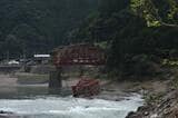 被災直後の球磨川第1橋梁＝2020年8月（記者撮影）