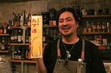 若者層へのハブ酒人気を語る仲松元さん（筆者撮影）