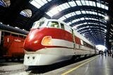 イタリアの初代振子電車は断面が小さく3列座席で全車一等車（1992年 筆者撮影）