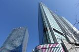 東急不動産HDが開発を進めている「渋谷駅桜丘口地区」（総延べ面積は約25.5万平方メートル）開発では、大型複合ビルが2棟建設される計画。写真は2023年11月竣工予定の「SHIBUYAタワー」（写真右）（記者撮影）