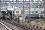 鶴見駅の京浜東北線ホームと、通過する相鉄・JR直通線の列車。地元では同線のホーム設置と停車を求める声がある（記者撮影）