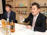 鈴木崇資ウイスキー部課長（写真左）と奈良匠ウイスキー部長（写真右）。2008年から7年間「角瓶」のブランド担当を務めた奈良部長は「以前は社内に”ウイスキーは何をやっても売れない”という雰囲気があった」と振り返る。