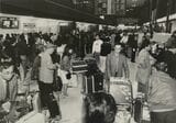 成田空港、到着ロビーでごった返す帰国客（1987年11月11日、望月撮影）