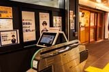 北改札に設けられている「AIさくらさん」。対話しながら案内をしてくれるという（撮影：鼠入昌史）