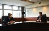 7月10日、国交省で会談する藤田事務次官（左）とJR東海の金子社長（記者撮影）