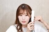 前髪のセットの仕方を解説するAYAMARさん