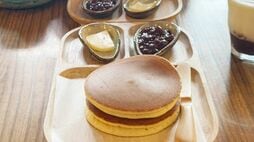 毎朝9時までに行列に並ぶと食べられる⋯うさぎやカフェ｢うさパンケーキセット1300円｣にどらやきの名店の本気を見た朝