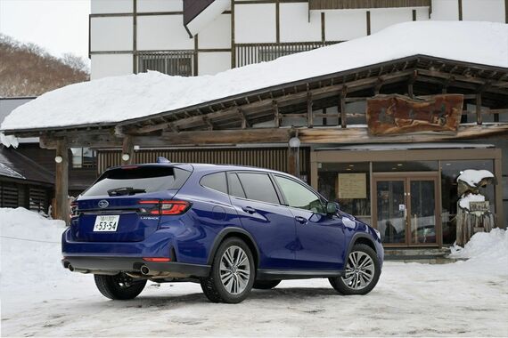 酸ヶ湯温泉の古風な建物の前に置いても絵になるクルマ（写真：SUBARU）