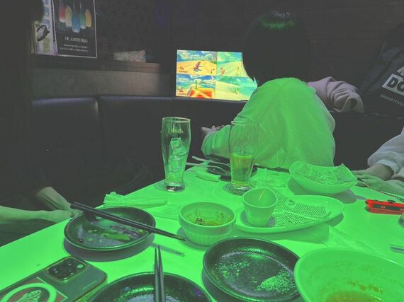 『相席屋』で相席している様子