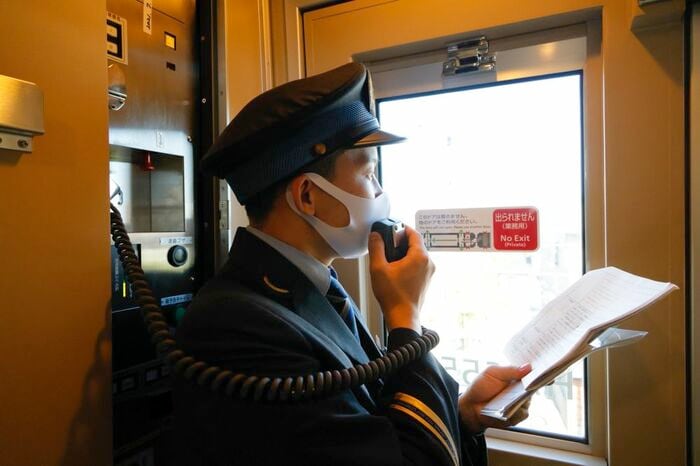 おもてなし車掌による車内放送。小ネタが満載