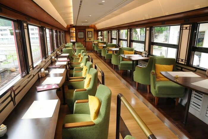 2号車「黄金の章」の車内。1号車とは違った雰囲気だ