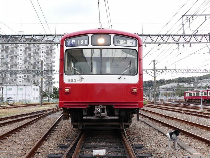 愛嬌ある正面。窓の下に2つある小さなライトは「急行灯」