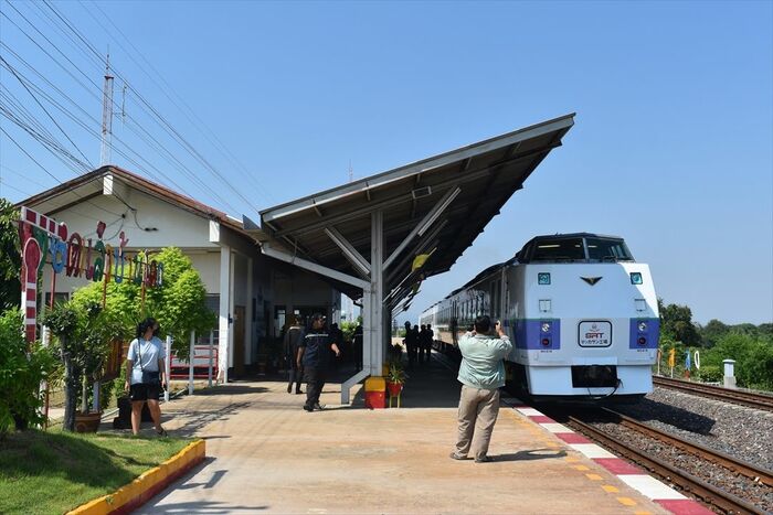 コックサルン駅に到着したキハ183