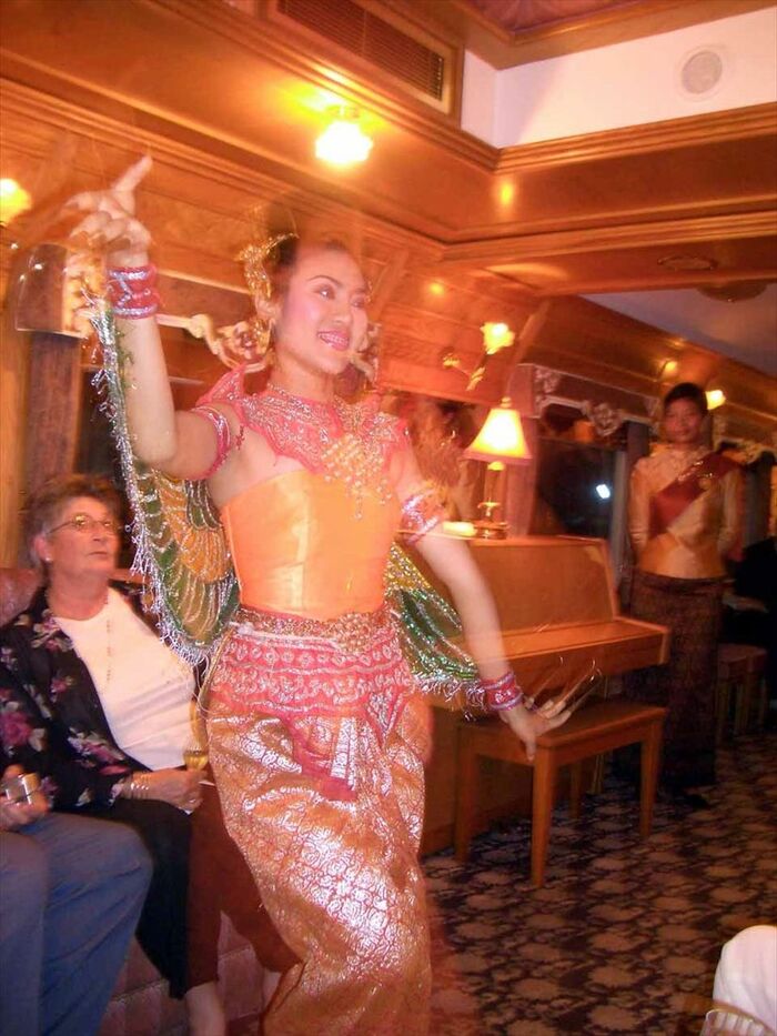 ラウンジ車内では民族舞踊の披露もある
