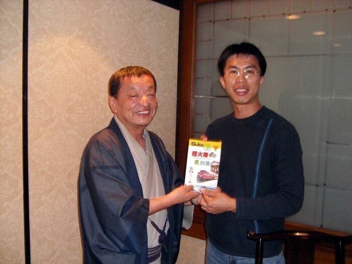 台湾の鉄道写真家、呉柏青さん（右）と筆者