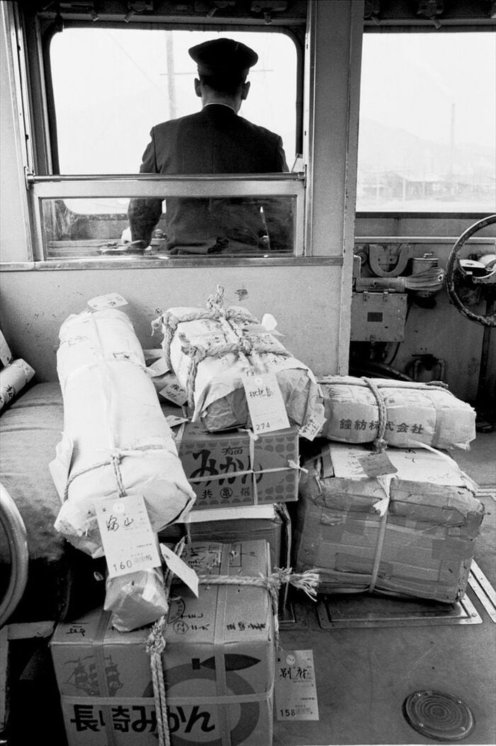 南越線の車内。運転台の後ろに荷物を積んでいる