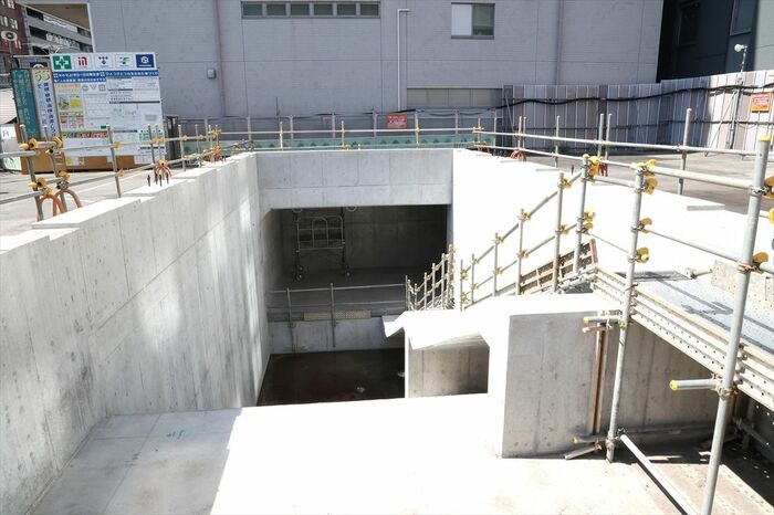 「ST線第3出入口」から地下の工事現場へ